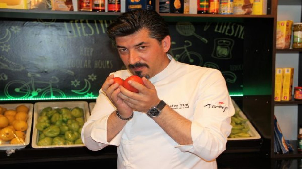 Tavuklara fısıldayan şef izleme rekoru kırdı