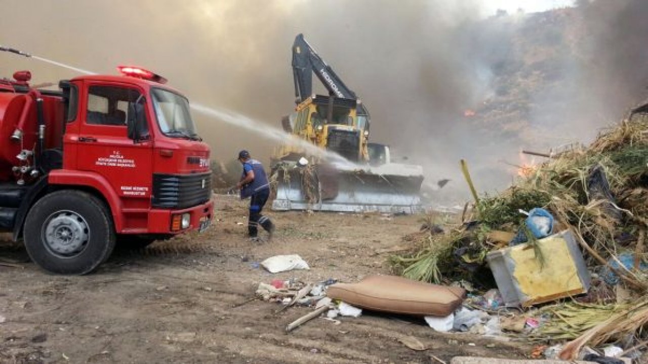 Bürokrasiye takılan çöplükte yine yangın