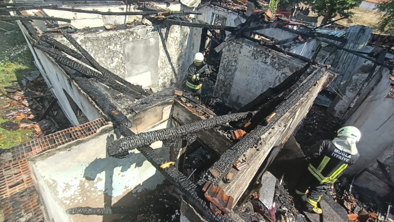 Elektrik kontağından çıkan yangında 2 ev yandı