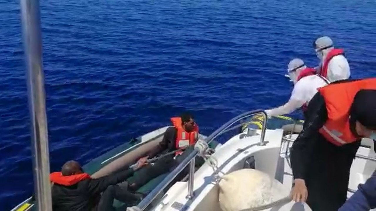 Türk kara sularına itilen 5 sığınmacı kurtarıldı