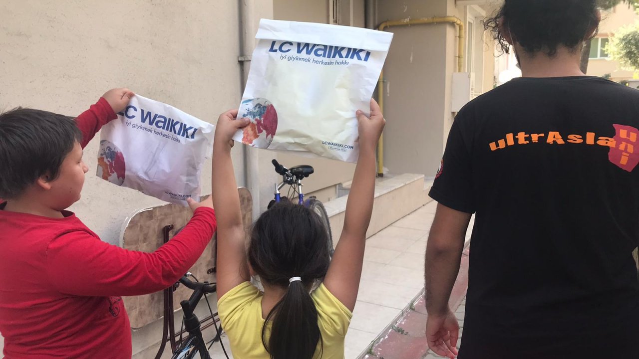 Galatasaraylı taraftarlardan çocuklara jest