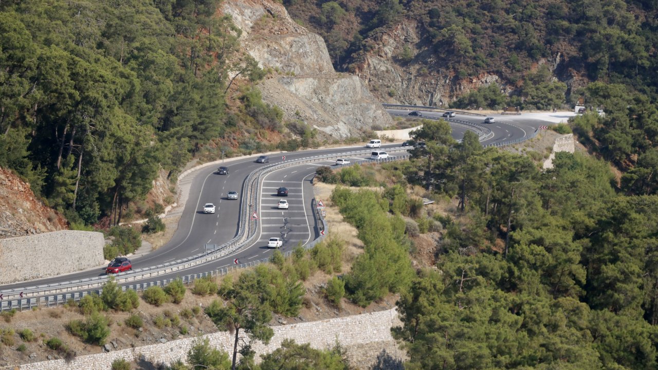 Turizm merkezlerinde trafik havadan denetlendi