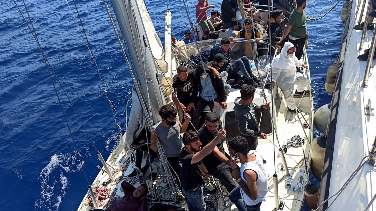 Türk kara sularına itilen 63 sığınmacı kurtarıldı