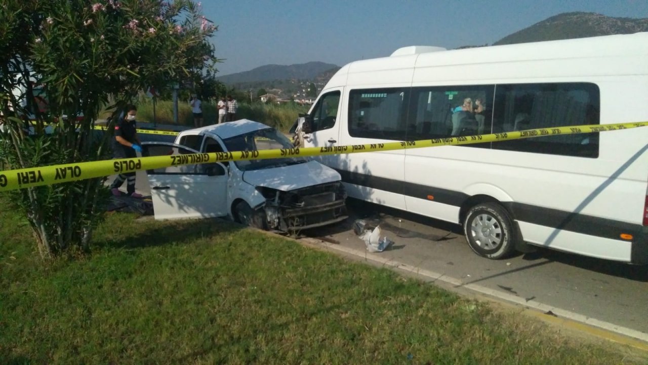 Minibüs ile otomobil çarpıştı: 1 ölü, 5 yaralı