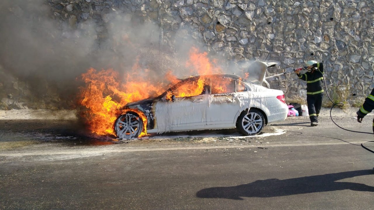 Muğla'da seyir halindeki otomobil alev aldı
