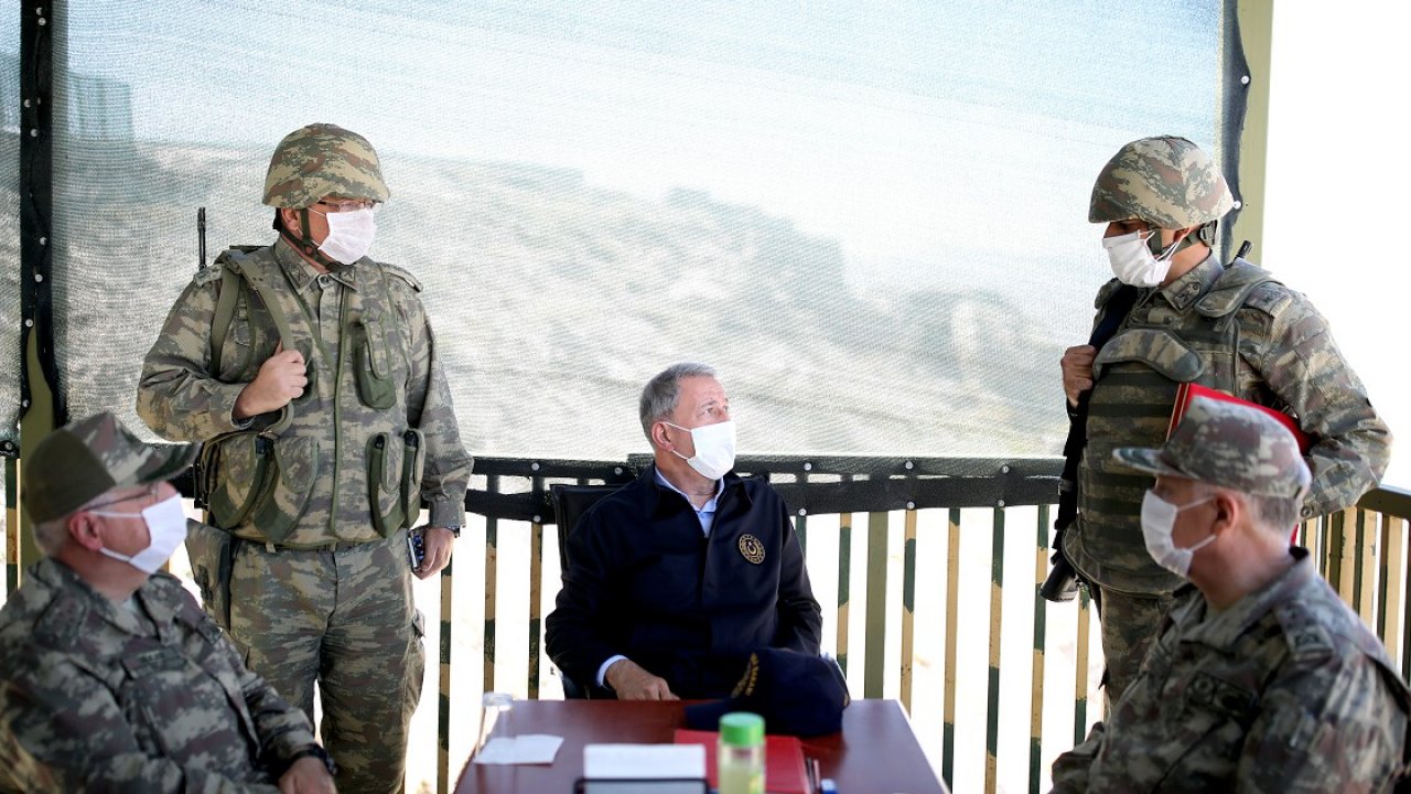 Milli Savunma Bakanı Akar ve komutanlardan Irak sınır hattındaki birliklere denetleme