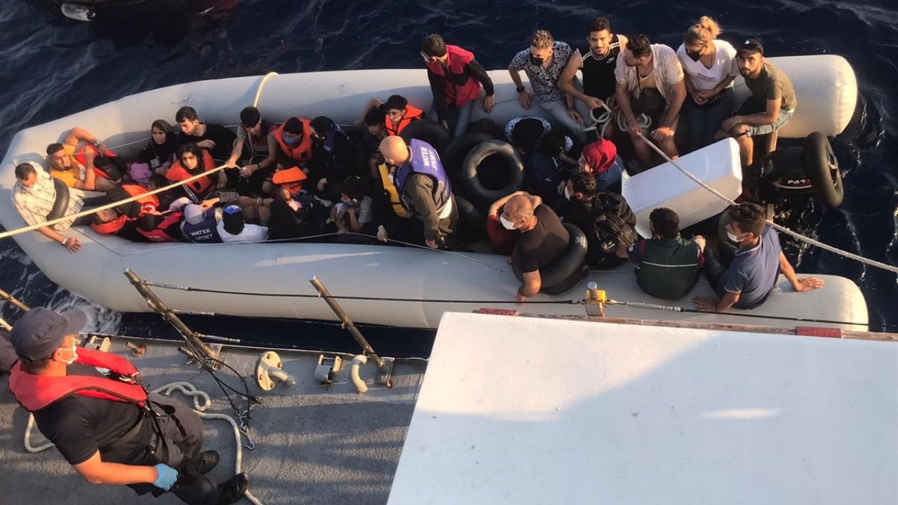 Türk kara sularına itilen 40 sığınmacı kurtarıldı