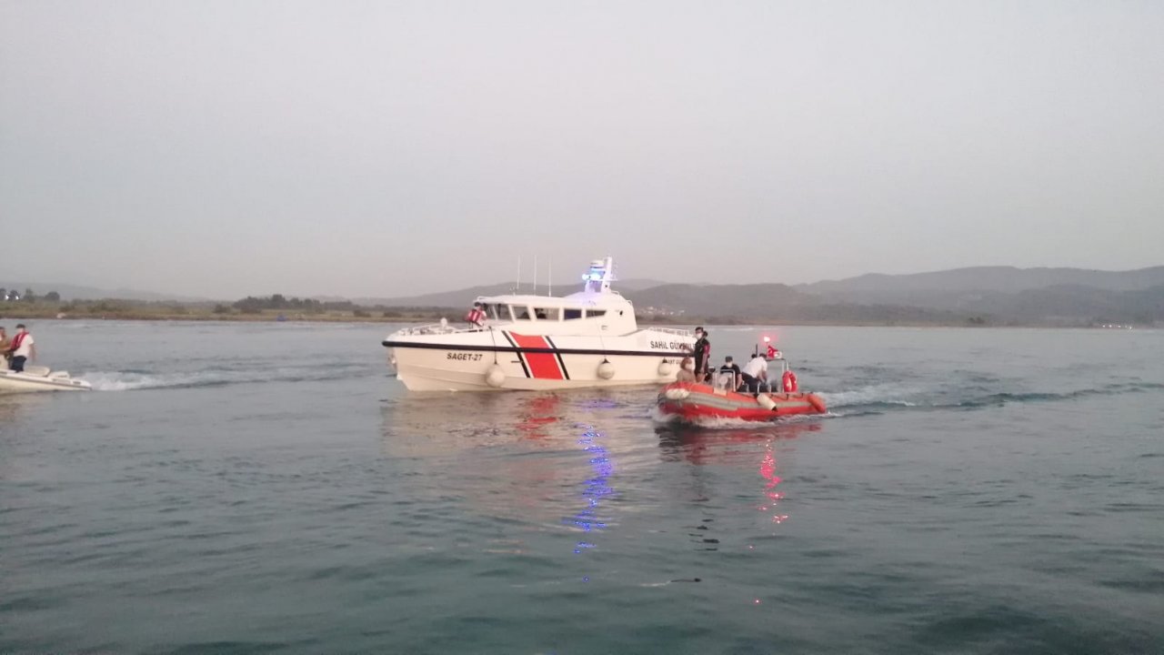 Denizde boğulma tehlikesi geçiren 3 kişiden 2'si kurtarıldı, biri kayboldu