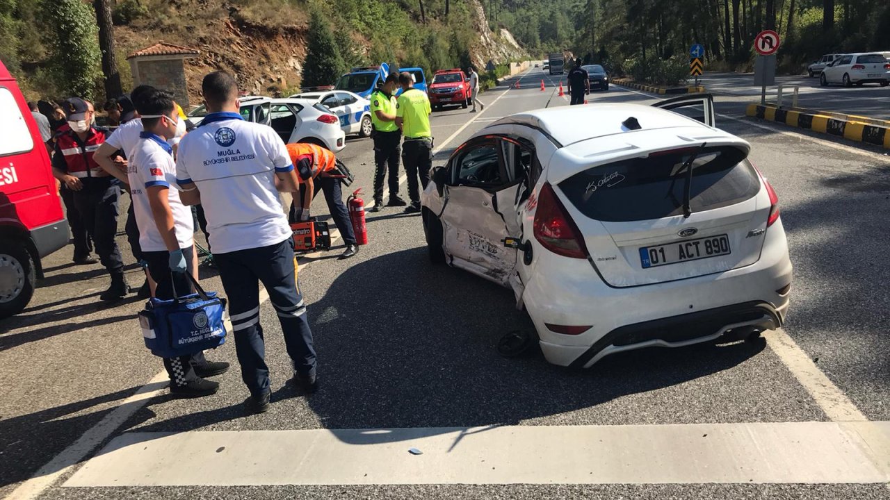 İki otomobil çarpıştı 5 kişi yaralandı