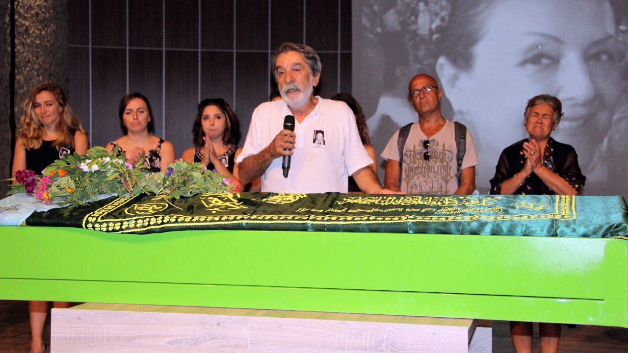 Son yolculuk için sahneye çıktı