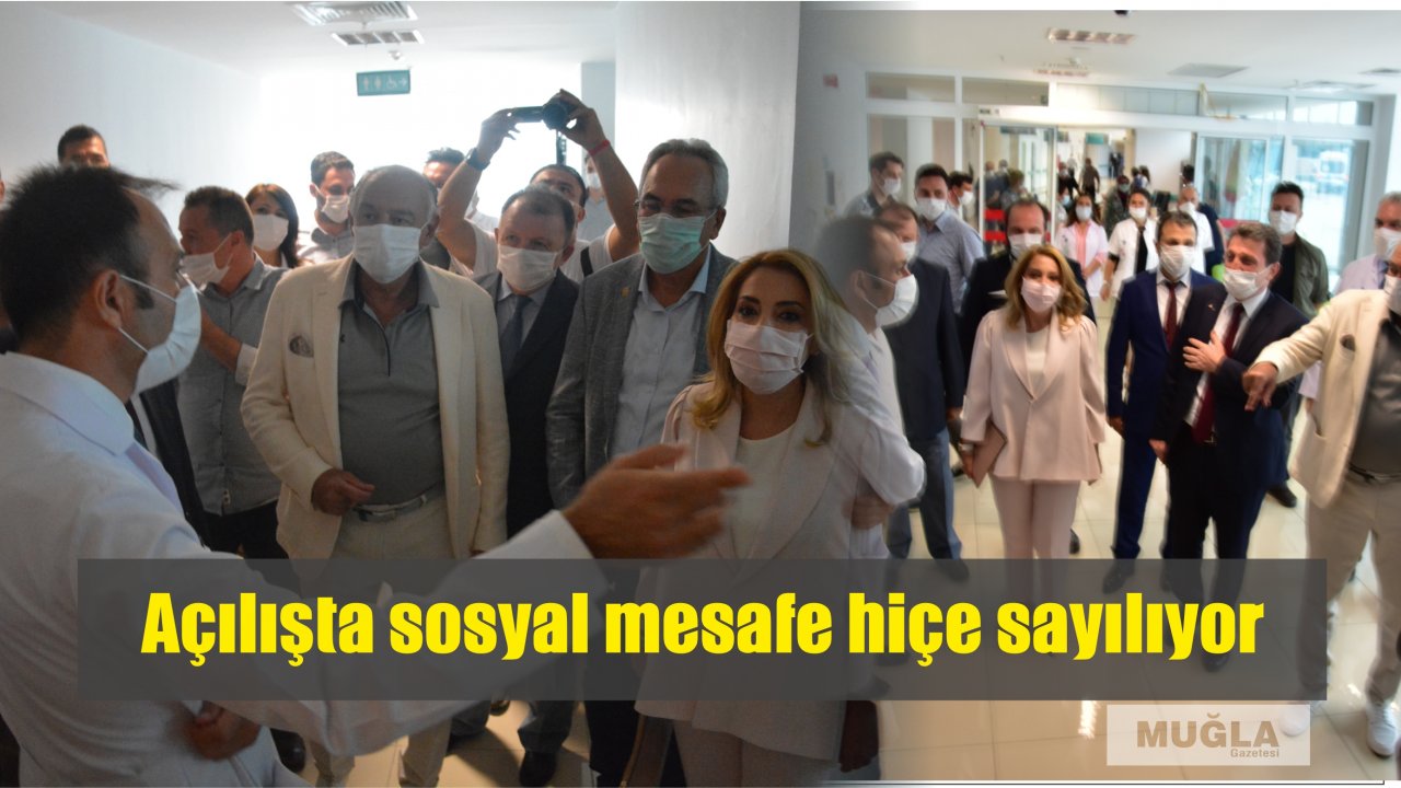 Açılışta sosyal mesafe hiçe sayılıyor