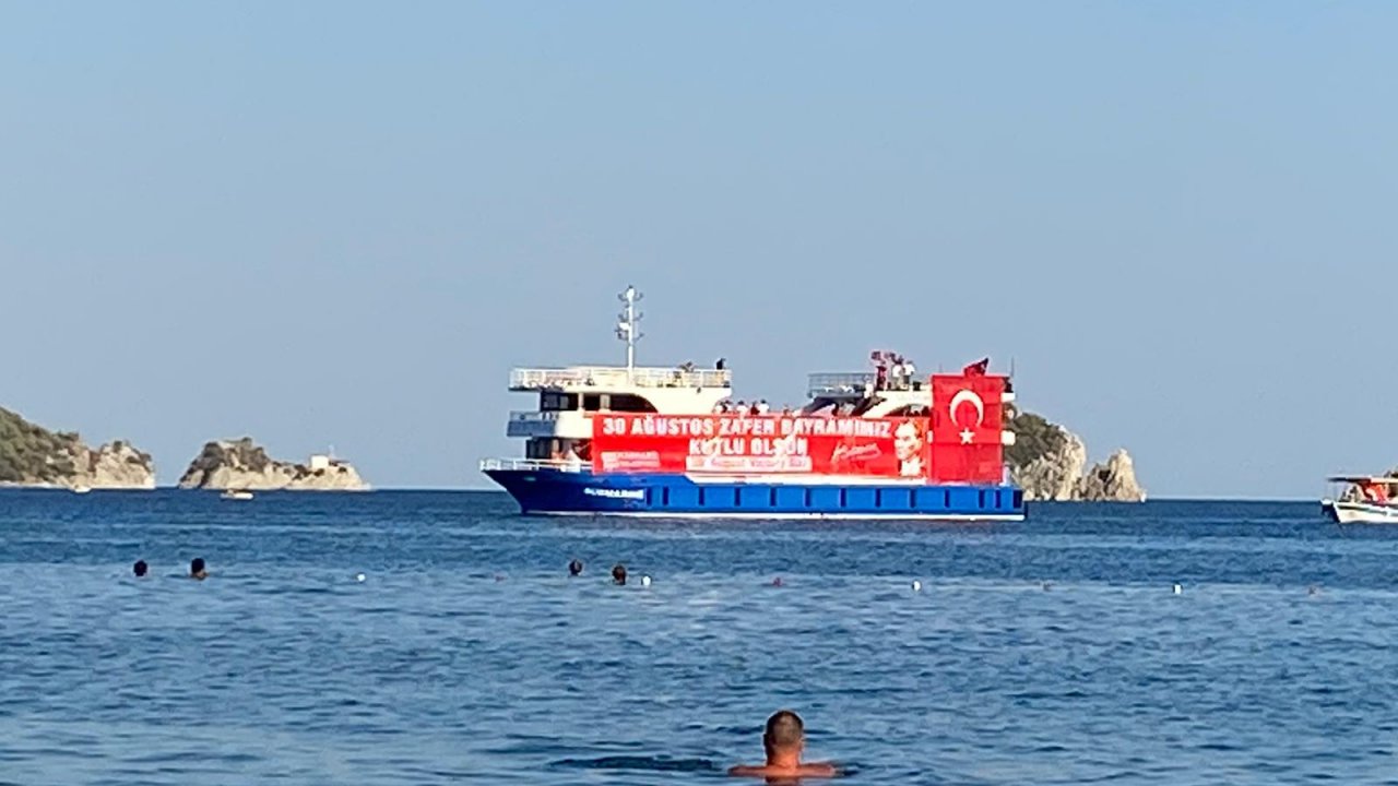 Marmaris'te Zafer Bayramı Türk bayraklarıyla süslenen teknelerle kutlandı