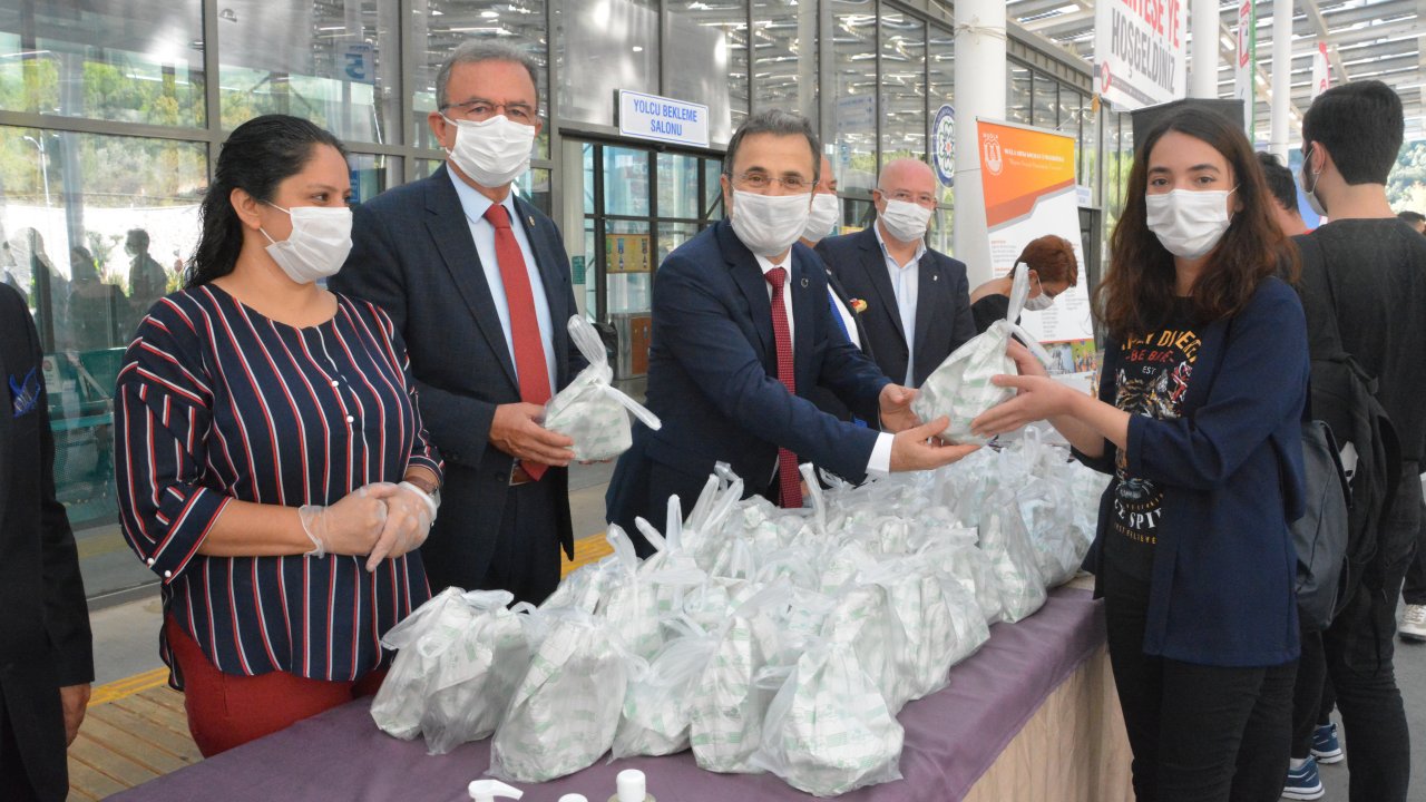 Rektör, öğrencilerini çiçekle karşıladı