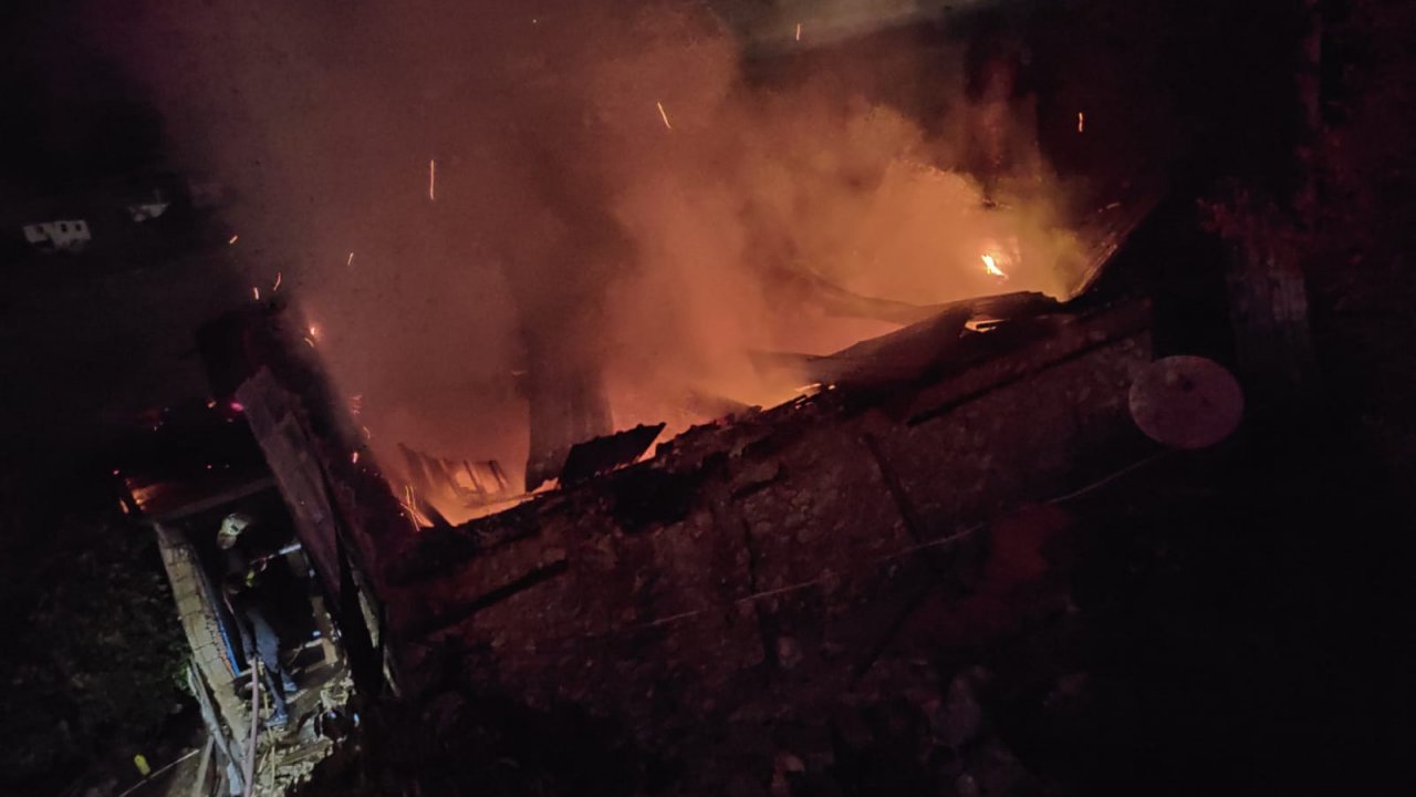 Muğla'da ahşap ev yandı