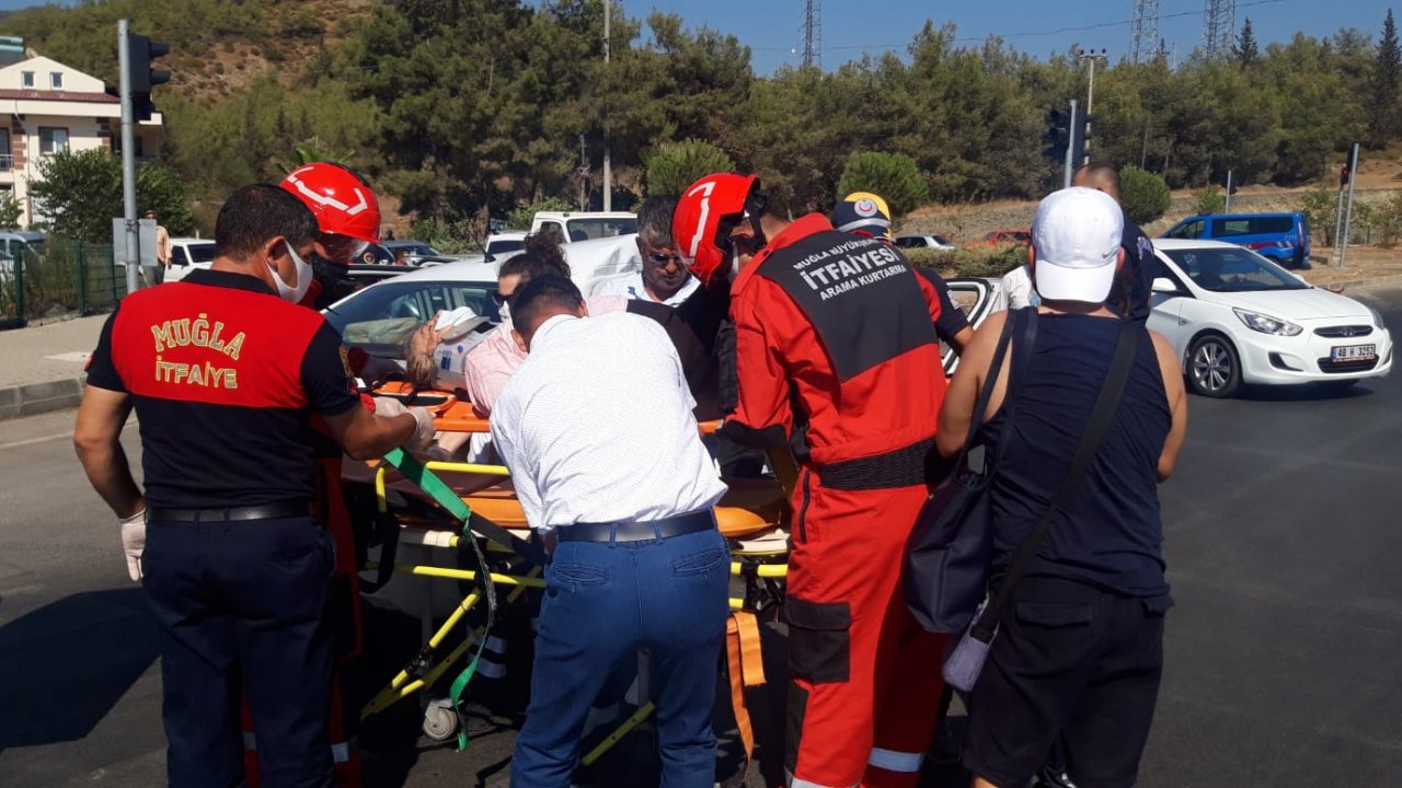 Muğla'da otomobil otobüsle çarpıştı 2 kişi yaralandı
