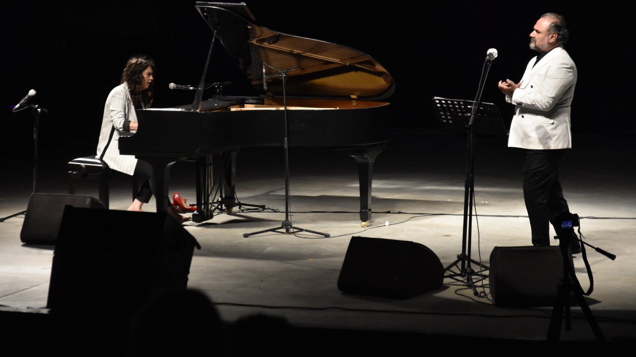 Piyanist Anjelika Akbar ile opera sanatçısı Hakan Aysev Bodrum'da konser verdi
