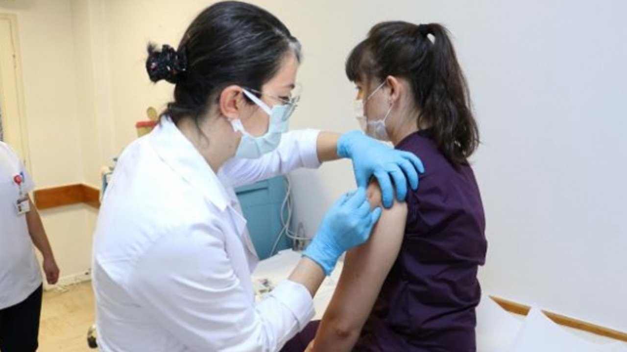 Çin'de üretilen aşının ilk dozu gönüllü sağlık çalışanlarına yapıldı