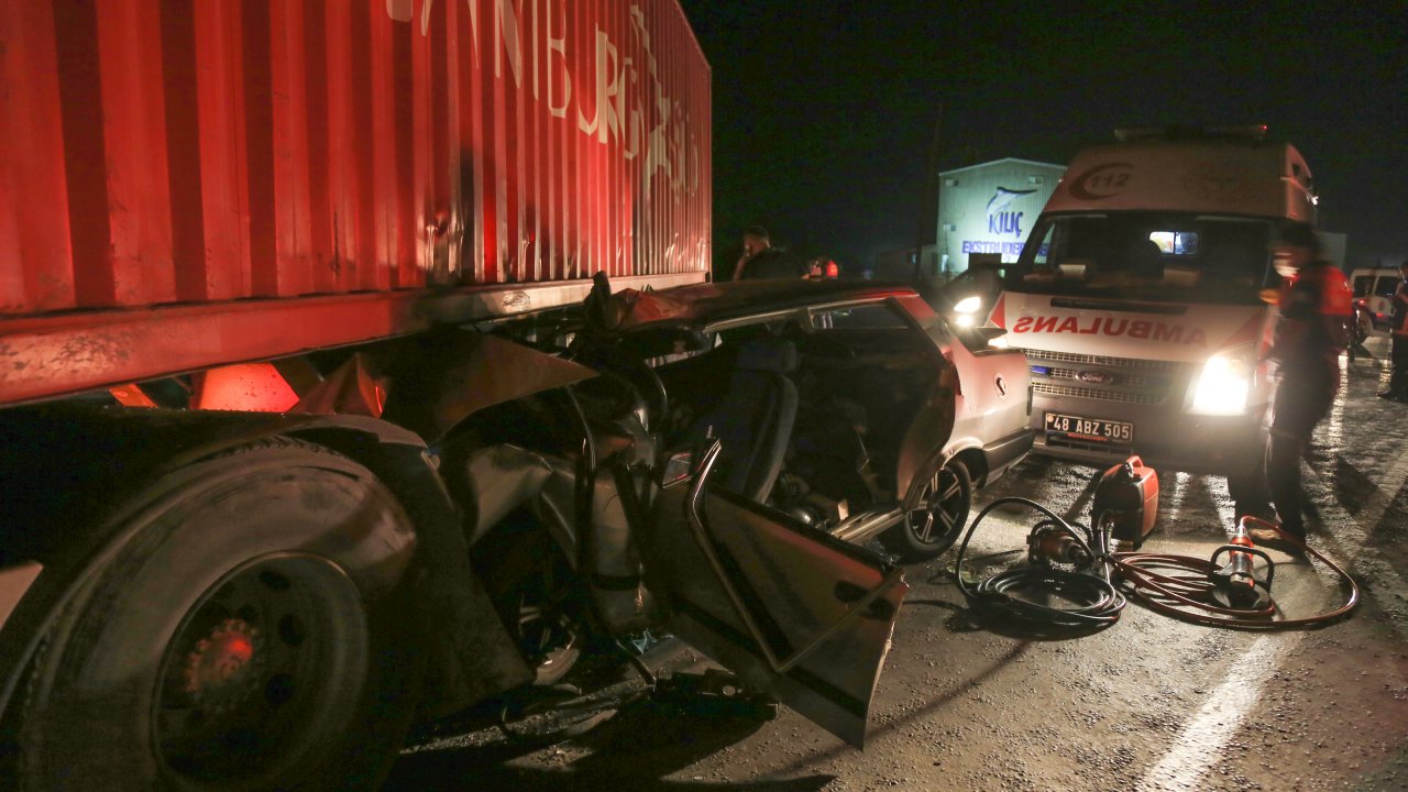 Muğla'da otomobil ile tır çarpıştı: 1 ölü, 3 yaralı