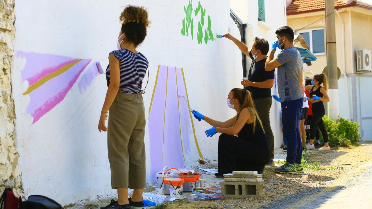 Evlerin duvarları lavanta figürleri ile renkleniyor