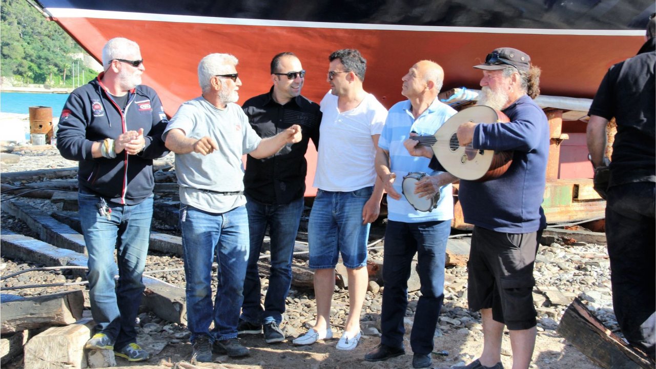 Ahşap tekneyi Fatih Sultan Mehmet’in yöntemiyle denize indirdi