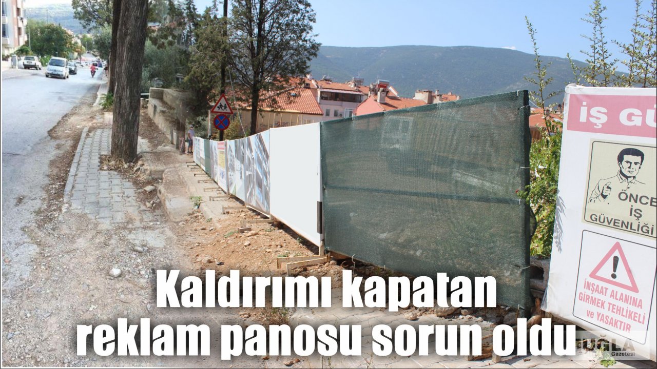 Kaldırımı kapatan reklam panosu sorun oldu