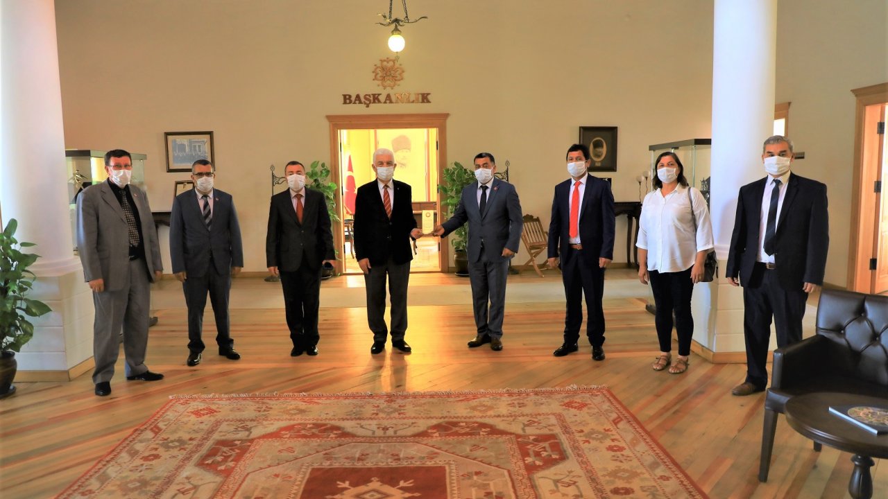 Muhtarlar Masası muhtarların yanında