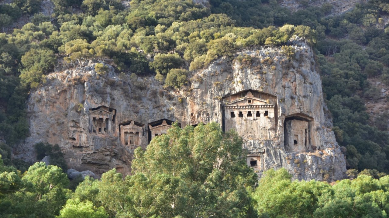 Tarihi Kaya Mezarları 100 bin ziyaretçiyi ağırladı