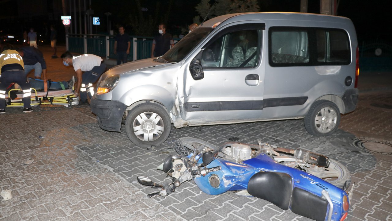 Hafif ticari araçla çarpışan motosikletin sürücüsü yaralandı
