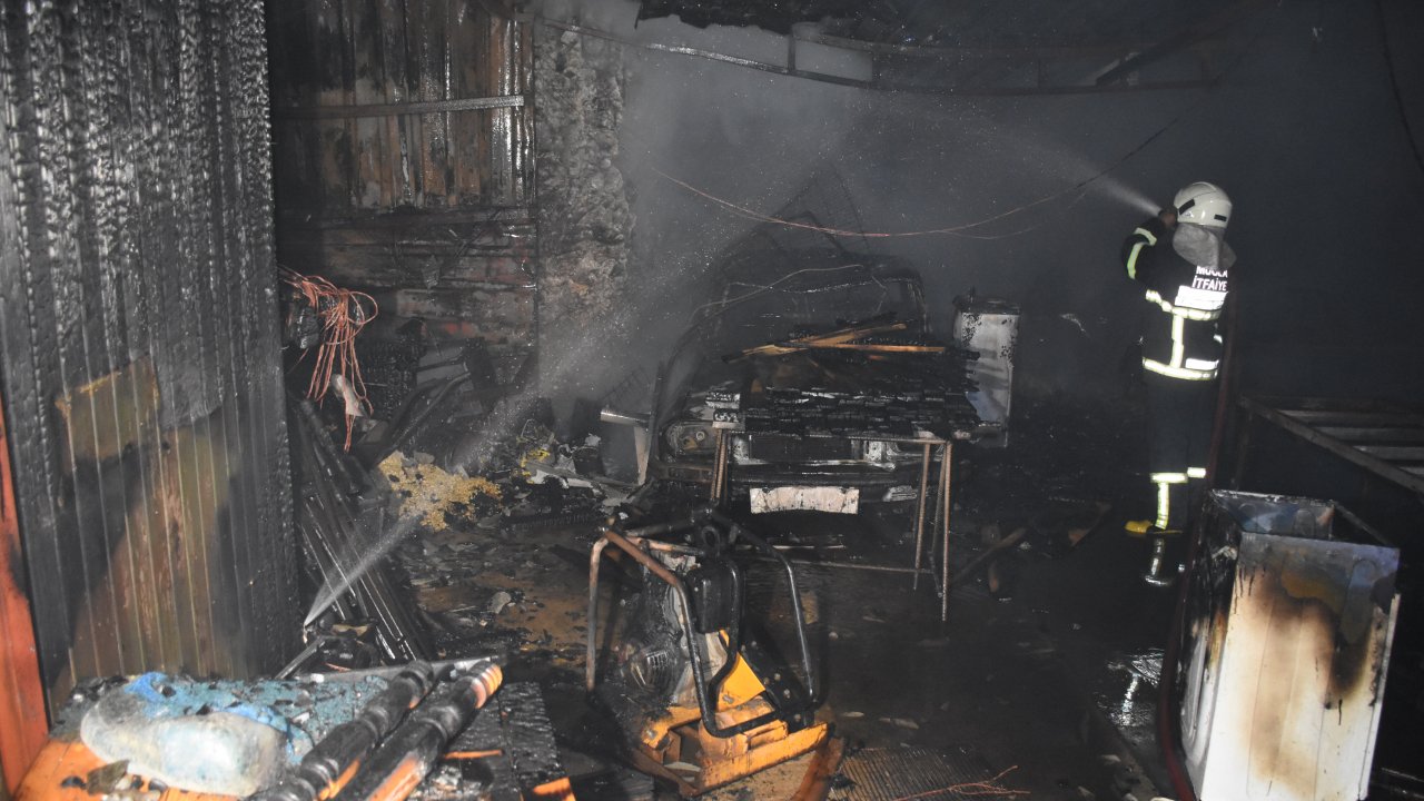 Ev yangınında garajdaki otomobil ve eşyalar yandı