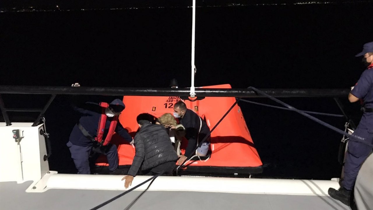 Türk kara sularına itilen 11 sığınmacı kurtarıldı