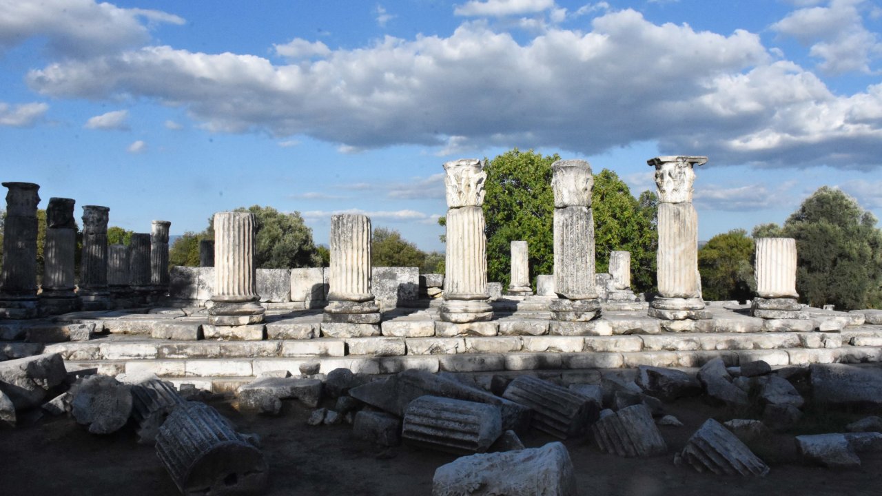 Lagina Hekate Kutsal Alanı'nın tören kapısı düzenleniyor