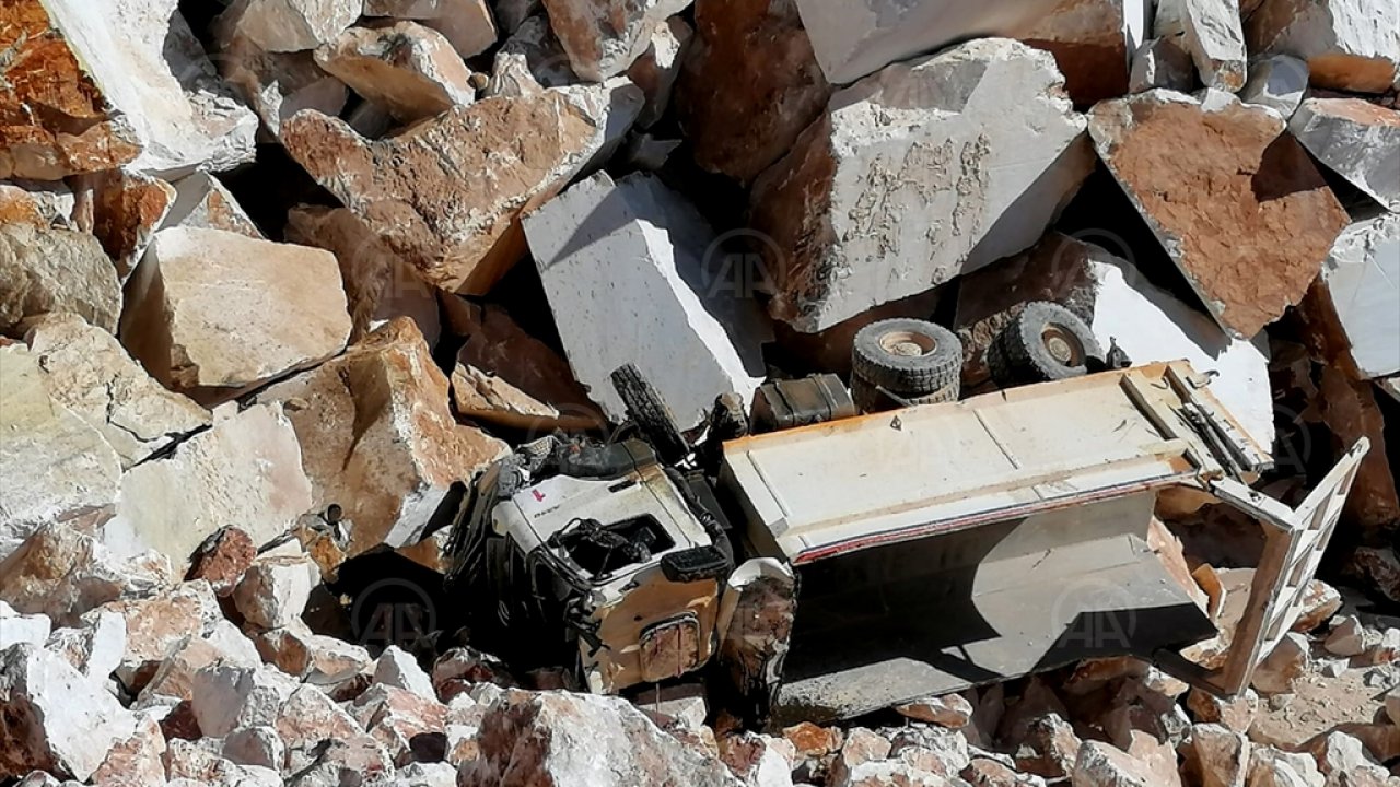 Devrilen hafriyat kamyonunun sürücüsü öldü