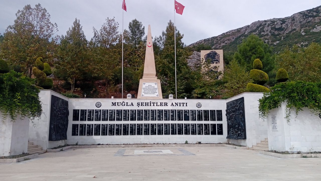 Muğla Şehitler Anıtı çevre bakımı bekliyor