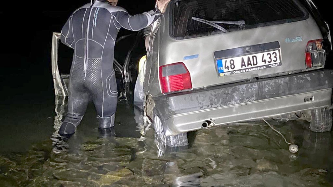 Otomobil denize devrildi: 2 yaralı