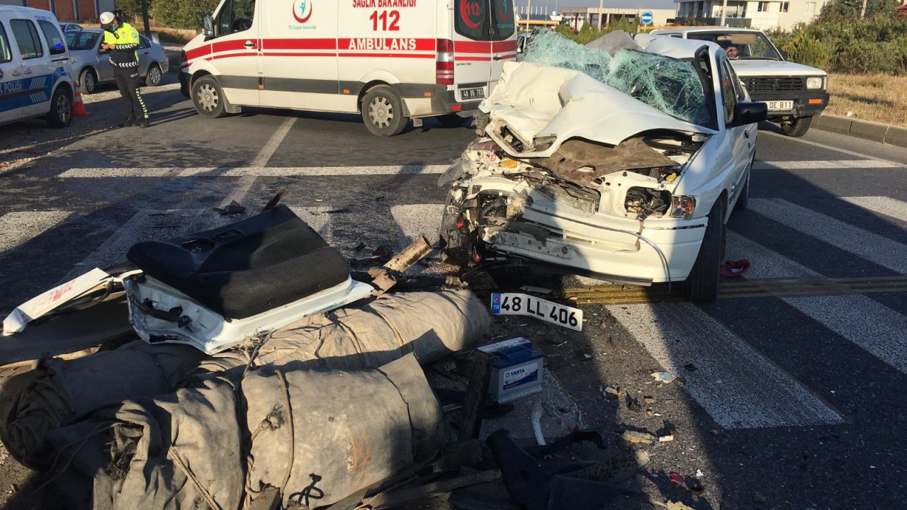 Otomobil tırın altına girdi: 1 ölü