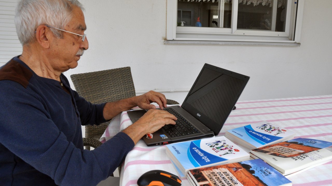 Emekli öğretmen pandemi döneminde 4 kitap yazdı