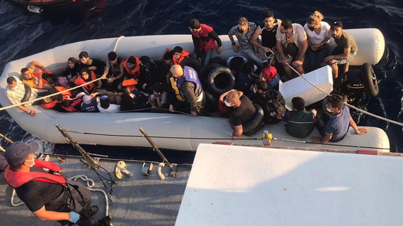 Türk kara sularına itilen 12 sığınmacı kurtarıldı