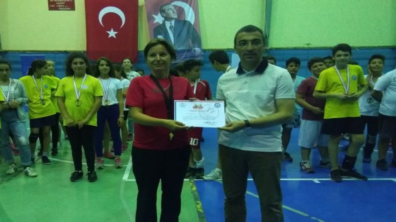 Hentbol Turnuvası Renkli Görüntülerle Sona Erdi