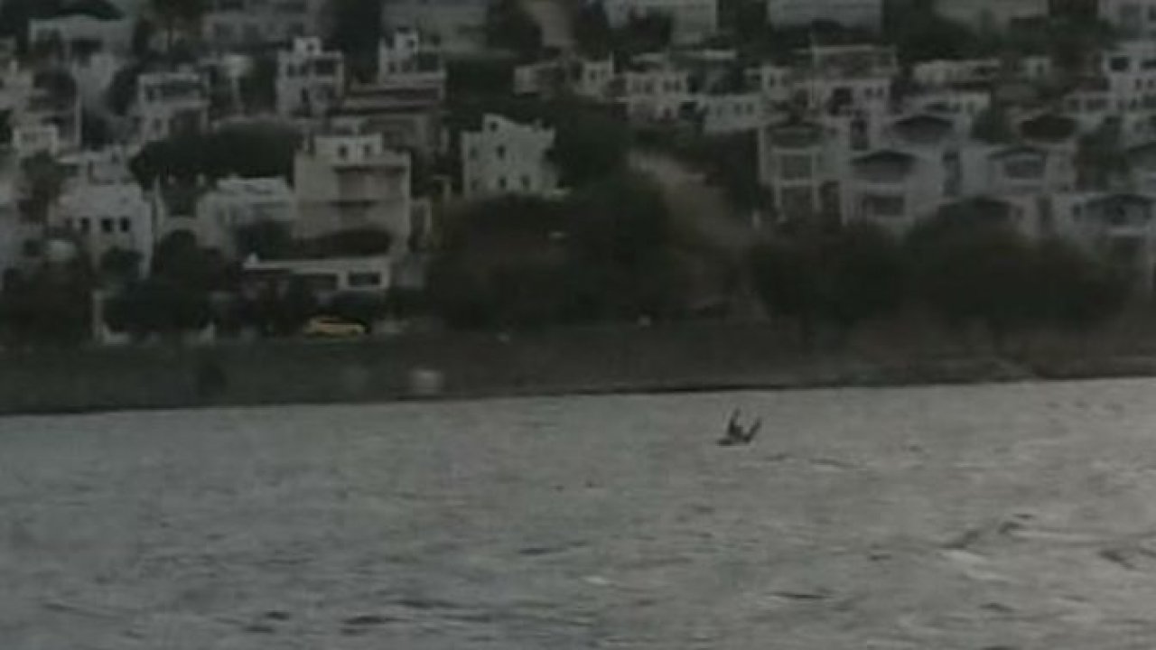 Yunanistan'a şambrelle geçmeye çalışan sığınmacı kurtarıldı