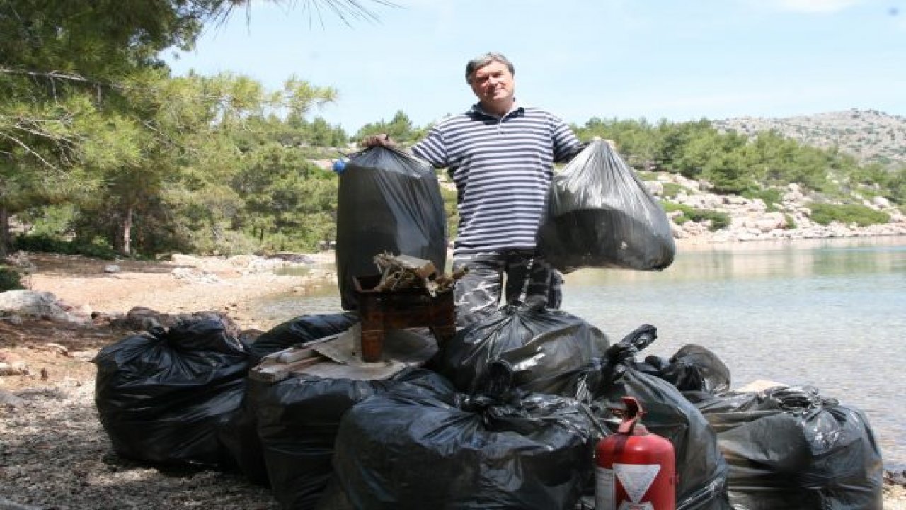 Ünlü sanatçı Tarık Tarcan adada çevre temizliği yaptı