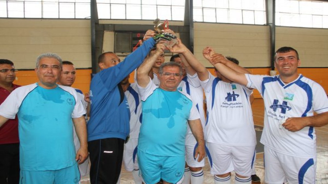 Fethiye'de protokol özel sporcularla futsal oynadı