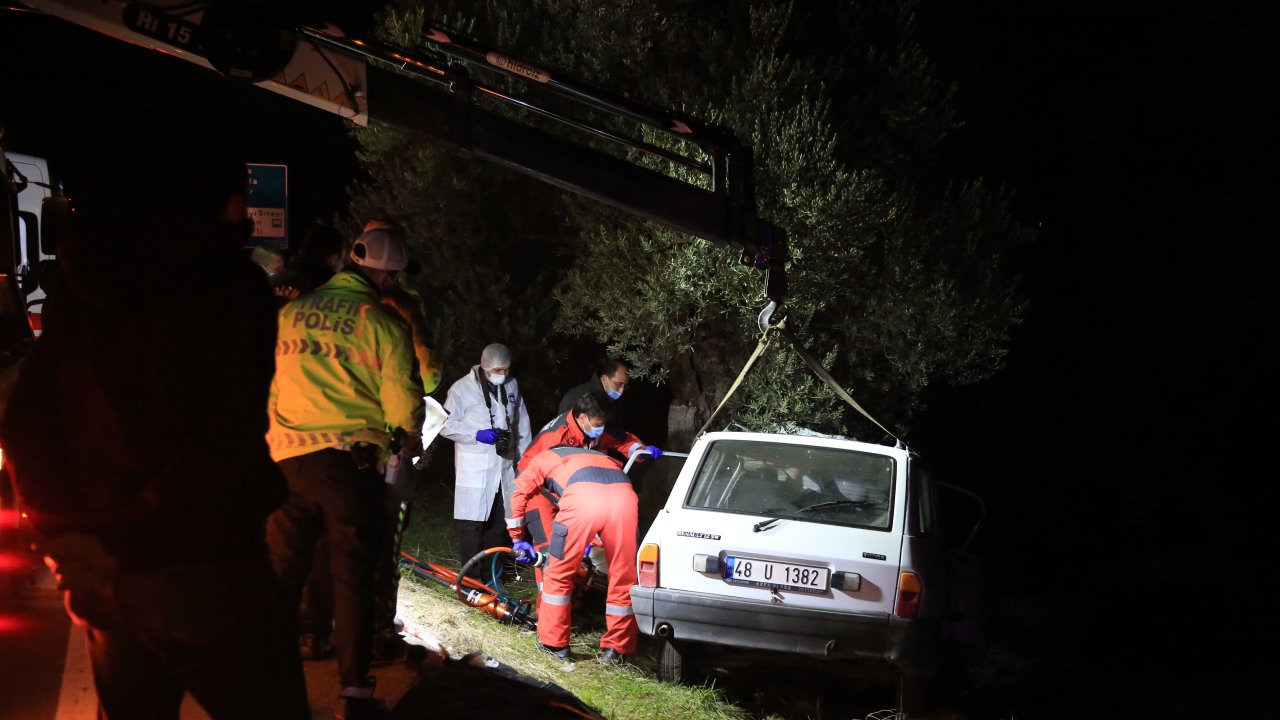 Otomobil ağaca çarptı: 1 ölü