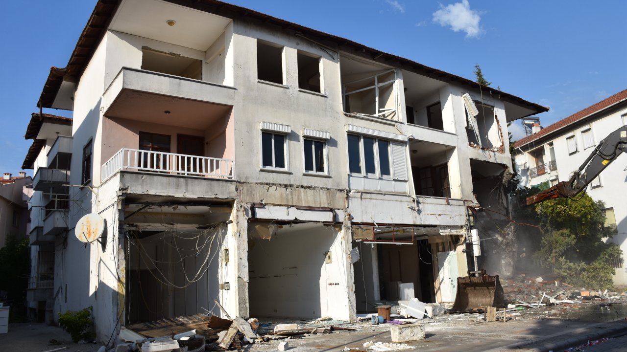 Depremde yıkılma riski bulunan bina iş makineleriyle yıkıldı