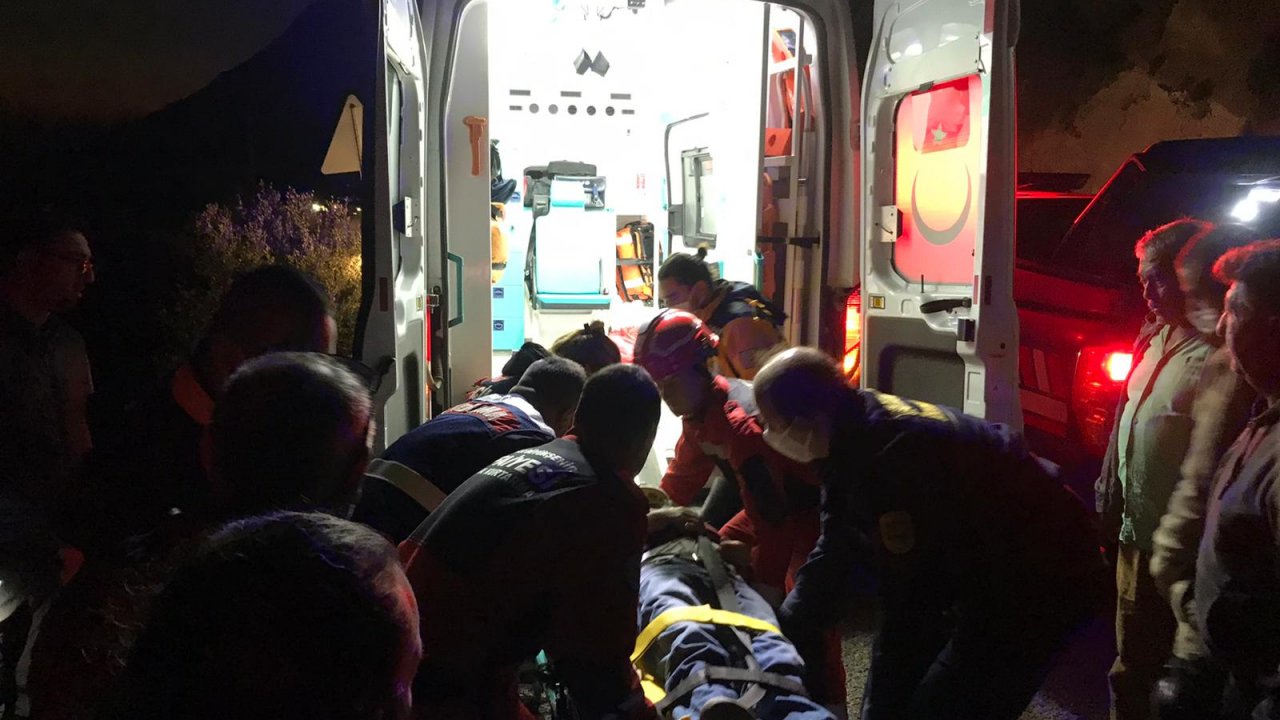 Datça’da otomobil şarampole devrildi