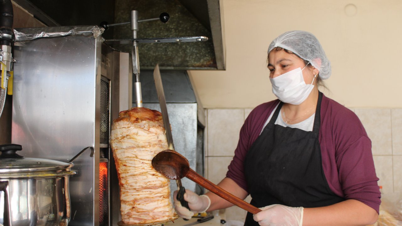 Dönerin kadın ustası