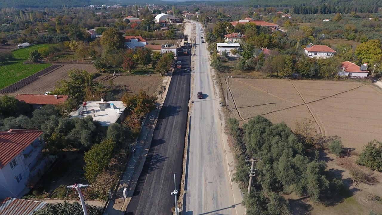 Sıcak asfalt çalışmaları devam ediyor