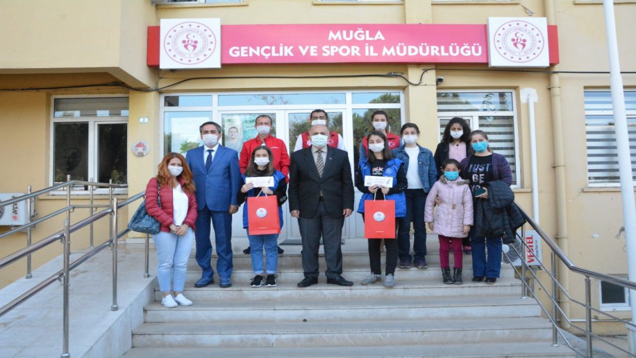 Ödüllerini İl Müdürü’nden aldılar