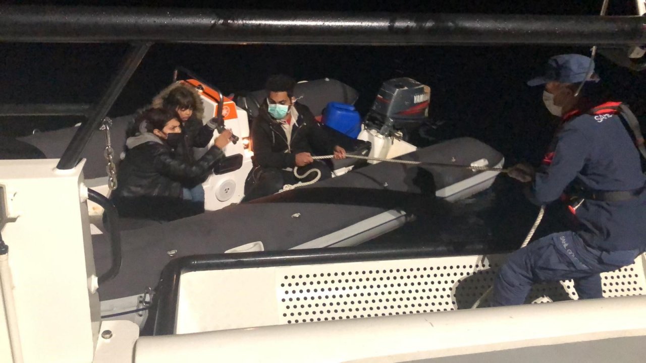 Türk kara sularına itilen 3 sığınmacı kurtarıldı