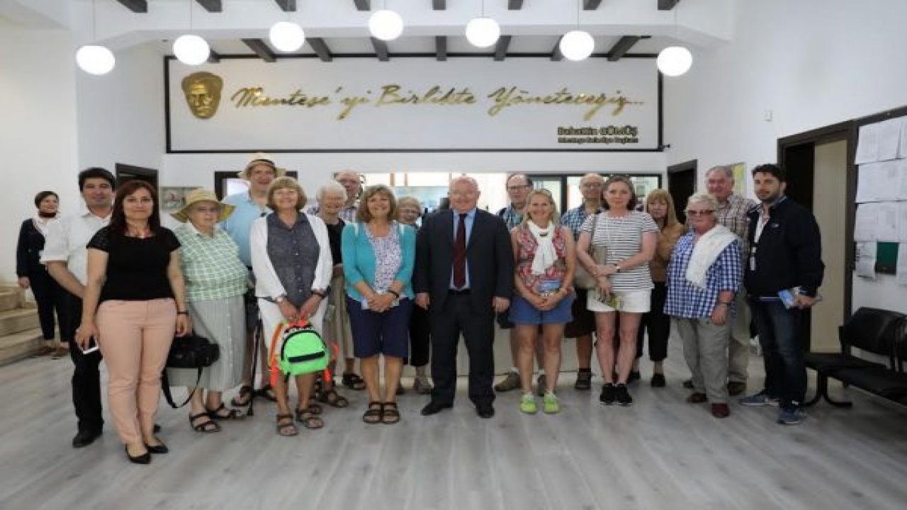 Başkan Gümüş, İngiliz turistlerle çay içip, sohbet etti