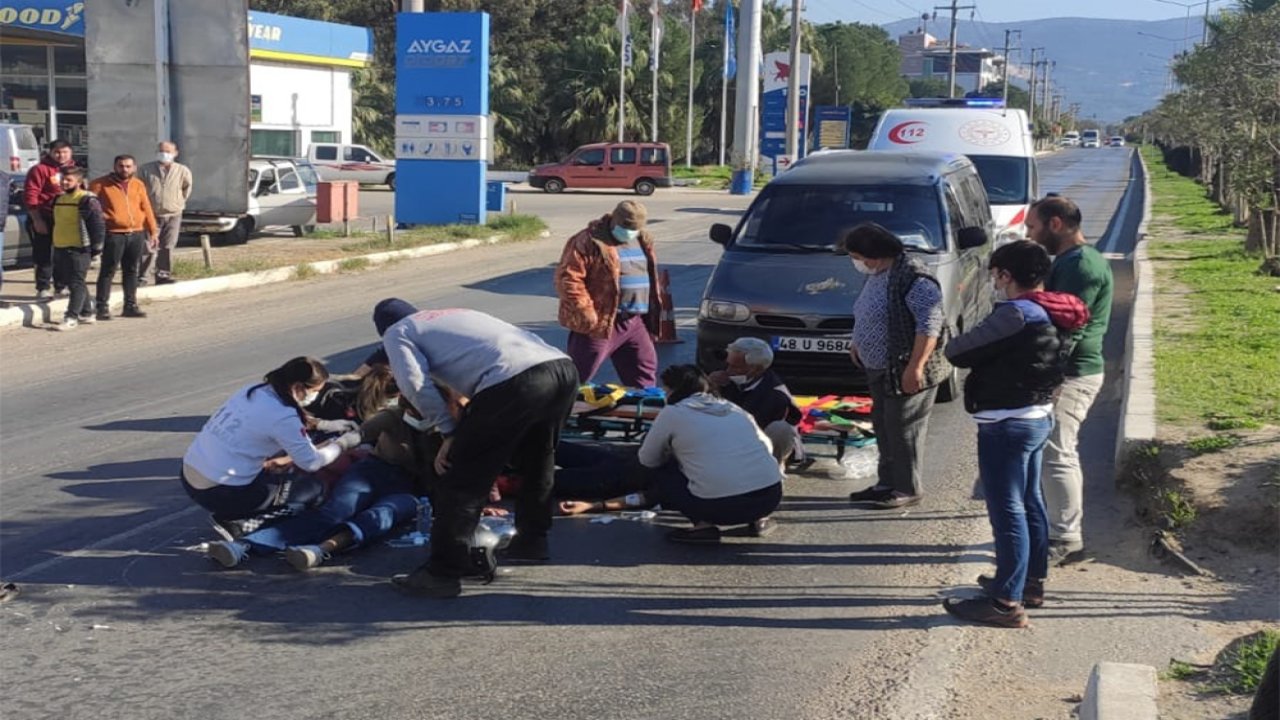 Elektrikli motosiklet otomobille çarpıştı: 2 yaralı